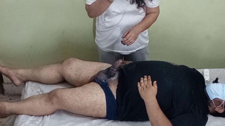 aliabegum: Enfermera tetona hace garganta profunda y náuseas en una gran...