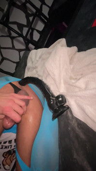 Pequeña polla cachonda masturbándose