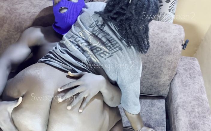 Sweetqueen2: Sexy hete zwarte godin in zwarte lingerie eet en neemt...