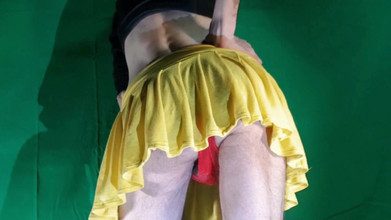 HeIsSooThin: Красные кружевные трусики под желтой юбкой