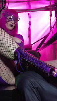 Dominatrix Eva látex culona milf caliente sexy dominatrix lamida de coño con máscara de esclavo bdsm fetiche en tacones