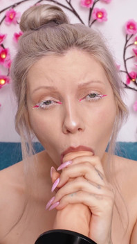 この女は胸に精液を擦りつける - 口の中の甘い中出し - 射精の洪水!