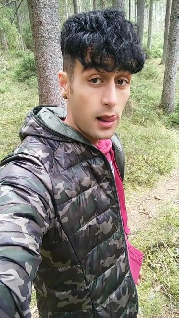 Idmir Sugary: 像气球一样用小便填满包皮 - 白天森林撒尿黄色小便