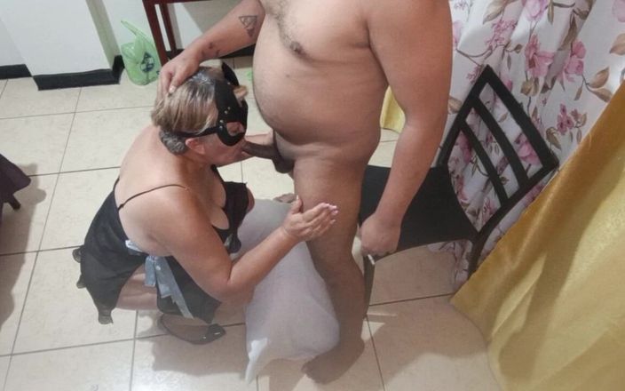 Sofixxx: Mogen mormor suger sin unga älskares kuk