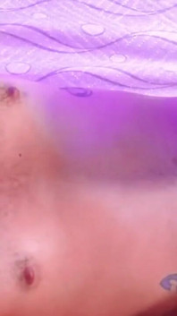 Vášnivá masturbace s výstřikem ve zpomaleném záběru