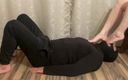 Niki studio: Ich benutze einen fußhocken-sklaven, um meine füße zu entspannen