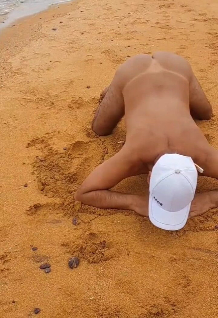 Ladysilvas: Ladysilva naga na plaży Chce toczyć się w jej tyłek