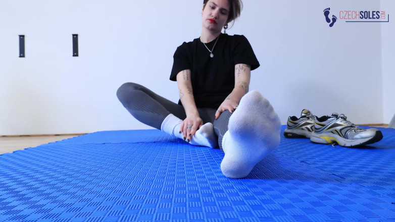 Czech Soles - foot fetish content: Dewi dengan kaus kaki putih di gym