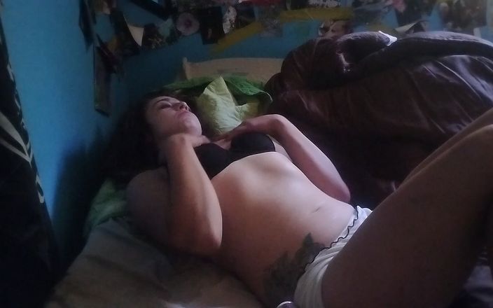 Freakshowsuckerr: Roztomilá holka se dotýká sama sebe