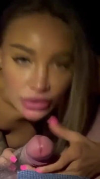 Monika Fox bate boquete em um carro novo para um cara