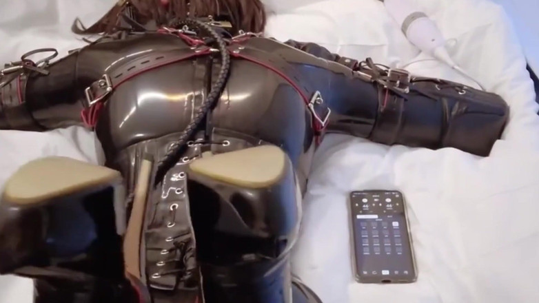Aisan girl bondage: Mz12 - cucciolo legato al lattice si vibra per raggiungere l'orgasmo