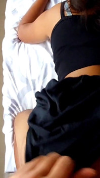 Aku ngeliat ibu tiriku dengan rok mini, dia seksi banget - pasangan hot asia