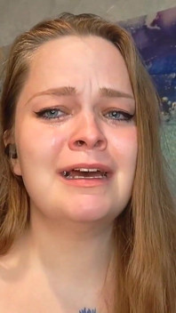 Alison Sobbing lagi