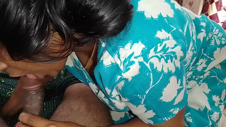 Bijukumar: Indisch Mallu-meisje stopt de penis van haar man in haar...