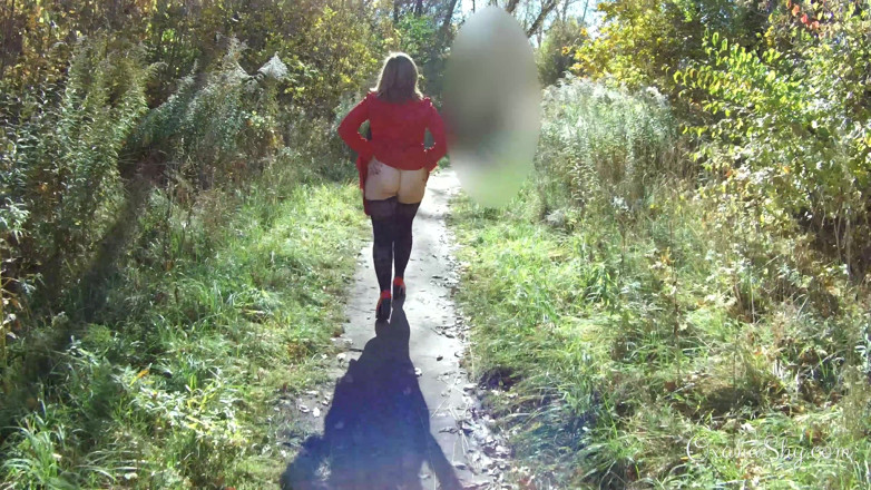 MILF Oxana: Utomhus blinkande och avsugning i höstparken