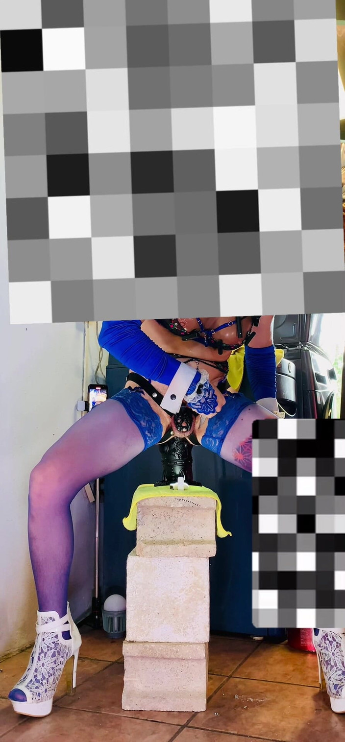 Benito414: Возбужденный шмель с большими силиконовыми сиськами трахают в задницу на улице