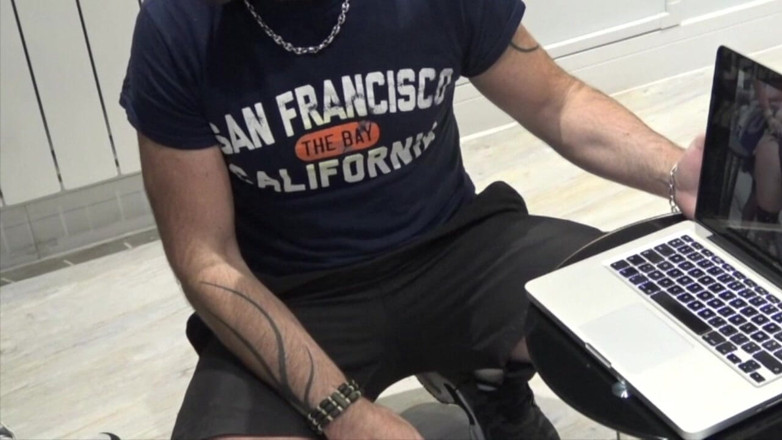 FETISH BDSM STUDIO: Dos guapos heeros follan por dinero