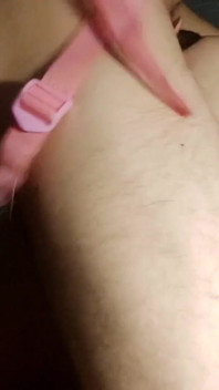Moja przyrodnia siostra uwielbia to, kiedy pieprzę jej anal i cipkę w tym samym czasie z ogromnym dildo