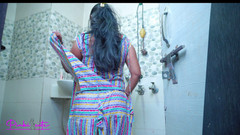 pinki_cute: 德西 mms-印度继母洗澡 - 继子偷偷拍摄他的继母的裸体洗澡视频。
