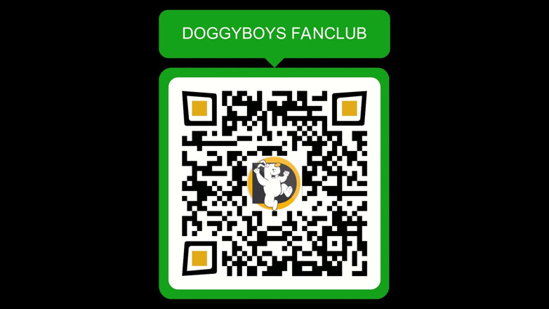 Doggy boys: Ciekawski, młody Kasper wpycha sobie korek analny do ust.