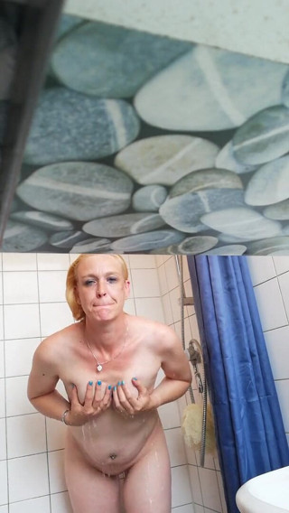 minoesje37: Shower whit litle playing