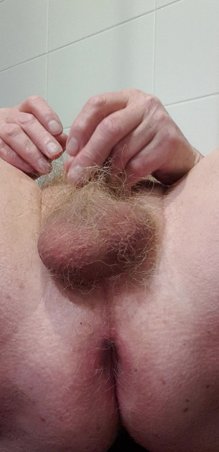 Redhairy4u: Minik yarak işiyor ve boşalıyor