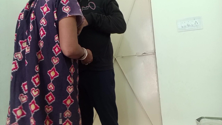 Real Couple 203: เมียเหงาเชิญเด็กส่งพัสดุเข้าไปในห้องเพื่อเย็ดเธอ
