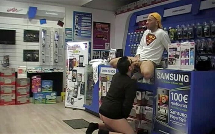 STRAIGHT BOY CURIOUS: Webcam - baisée dans le magasin par le vendeur de téléphone
