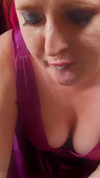 Büyük memeli orta yaşlı seksi kadın ıslak sakso ve yüze boşalma