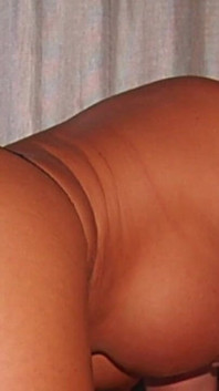 Büyük memeli orta yaşlı seksi kadın yüksek topuklu ve sutyenli ve külotlu sıkı götünü ve seksi bacaklarını gösteriyor