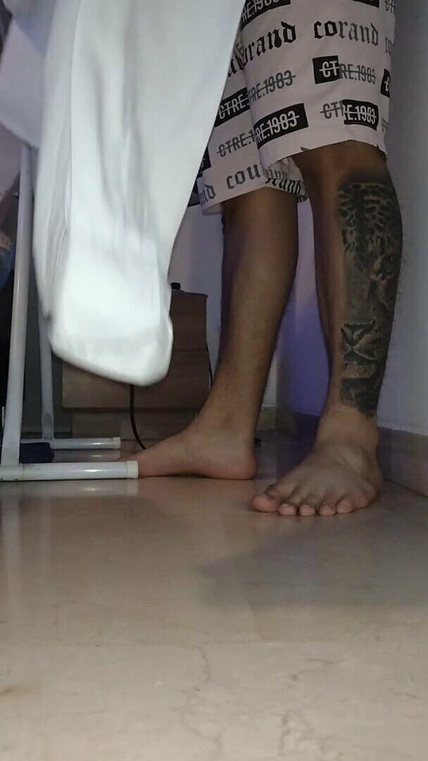 Tomas Styl: Mannen visar fötterna medan han stryker uniformen