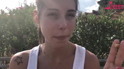 Smokin Fetish: Ateşli genç kızla bankta sigara içiyor