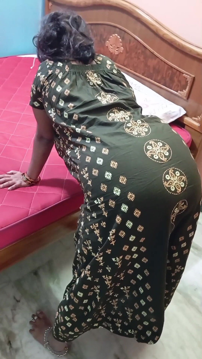 BeautyAnu: Шоу индийской бхабхи Nighty Remove and BigAss с большими сиськами