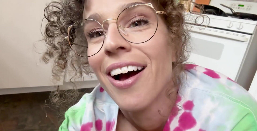 VibeWithMommy: La donna conservatrice si trasforma in una hippie! Si tratta...