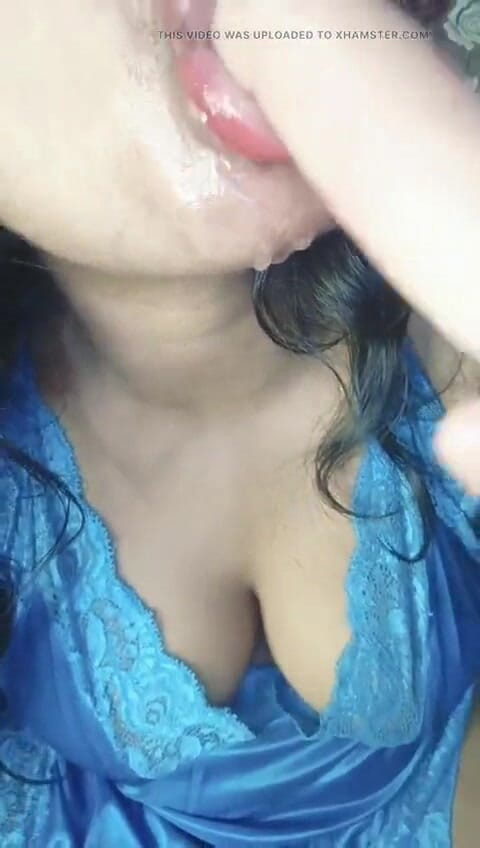 HotlisaAct: Горячая индийская девушка сосет дилдо