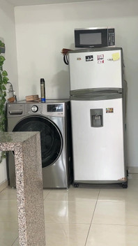 Chego em casa do trabalho e vejo minha enteada rica fazendo limpeza, fico com tesão enquanto vejo a bunda dela e acabo colocando meu pênis nela