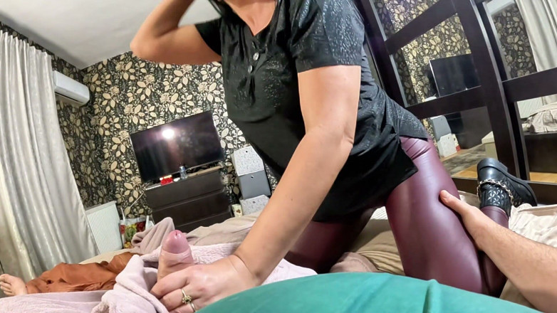MilfyCalla: Twist de la esposa dominante en cuero marrón. Garganta profunda,...