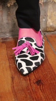 Sensuell dinglande och skolek i rosa tights - Loafers och träskor