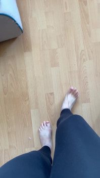 Går barfota