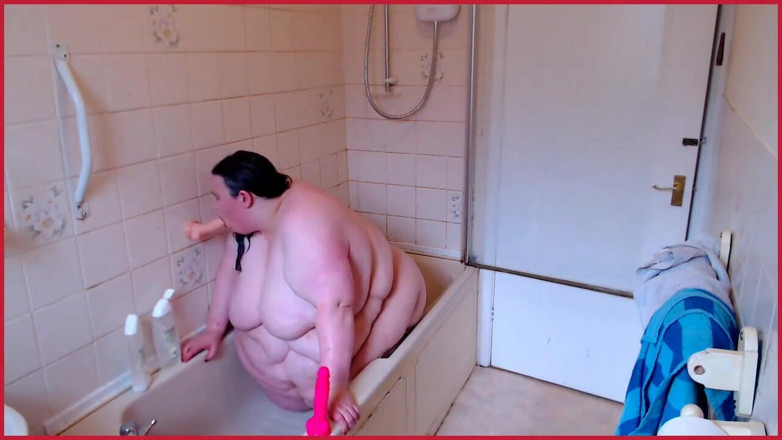 SSBBWLadyBrads: SSBBW Lady Brads se distrează în baie cu vibratoare