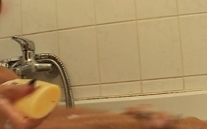 German amateur couples: Prsatá německá děvka si užívá sólo akci ve sprše