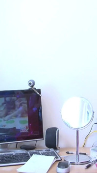 Des bombasses regardent dans les coulisses leurs scènes sexy et rient