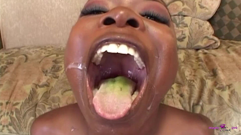 Naughty Black Girls: 一个惊人的屁股女孩的跨人种肛交鸡巴治疗