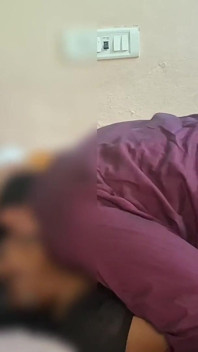 Adik tiri India ngentot abang tiri dan temannya untuk ngentot