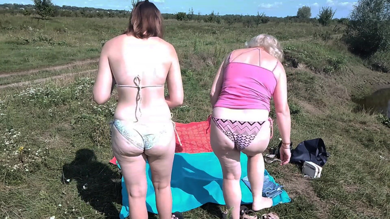 Assol: Reife MILF und junges mädchen nehmen ein sonnenbad auf einem...