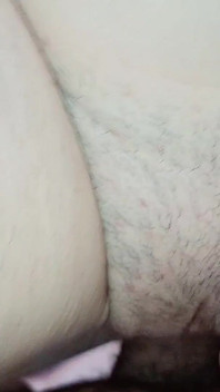 我妻子喜欢在她的阴户上涂很多奶油