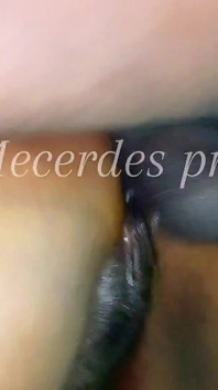 Cette chatte noire mouillée adore baiser une grosse bite noire