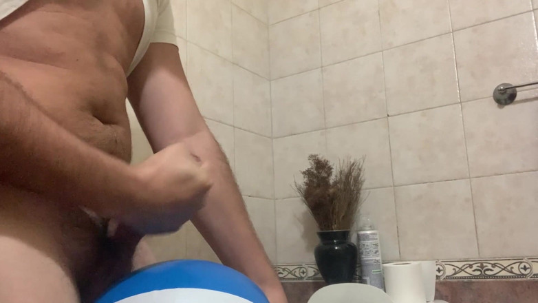 Inflatable Lovers: În baie cu o minge de plajă