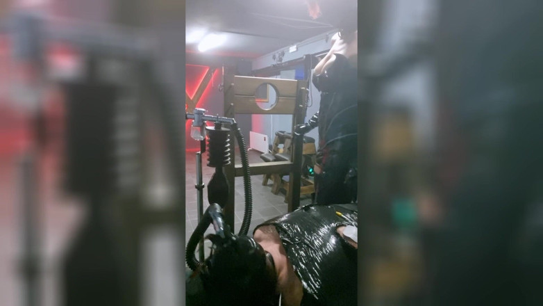 Madame Moira Dominatrix: Hamba menderita dengan pakaian bernafsu semasa dilasi keras.