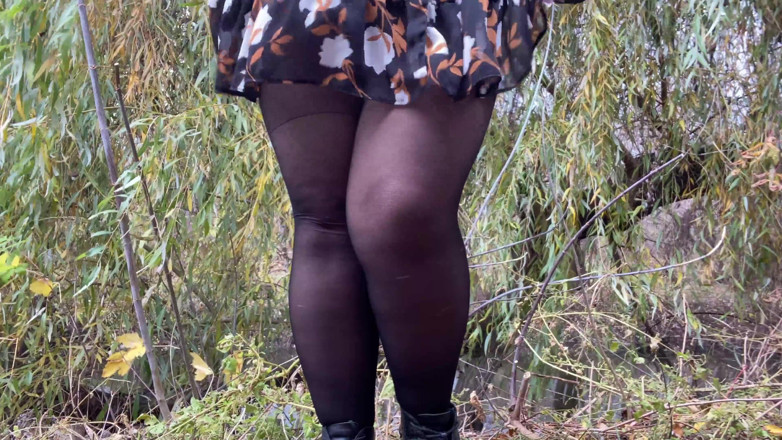 Elena: MILF em uma saia curta mijando com meia-calça colocada perto...